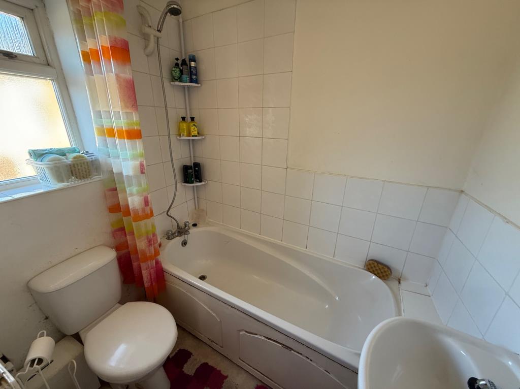 Lot: 31 - TERRACE HOUSE FOR IMPROVEMENT IN COLCHESTER CITY CENTRE - Bathroom